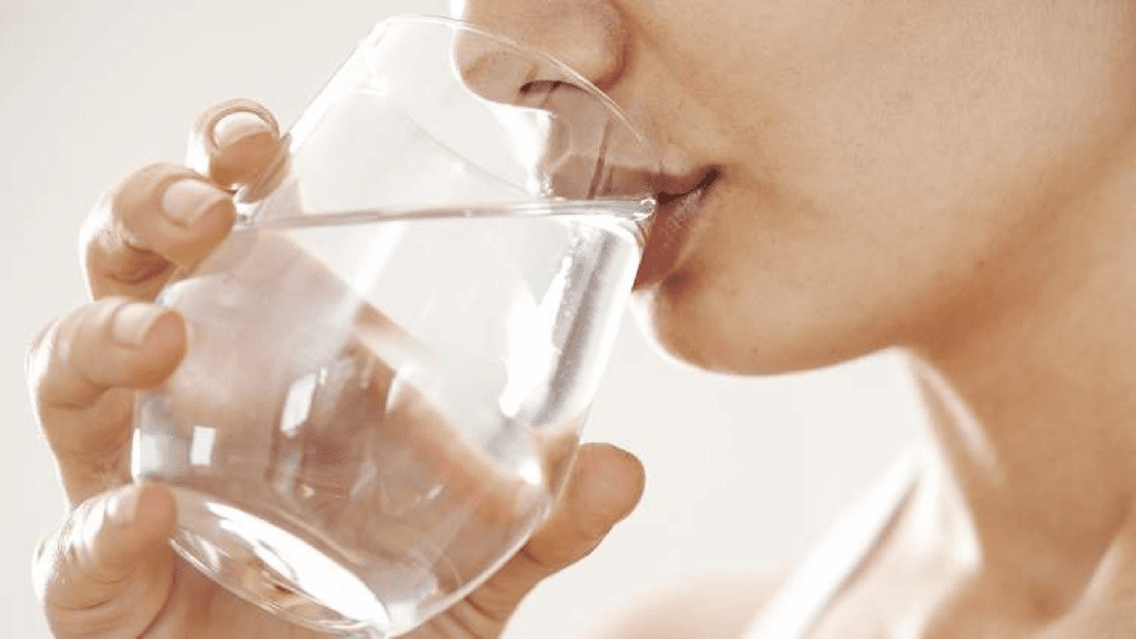 Beber agua ayuda a combatir la retención