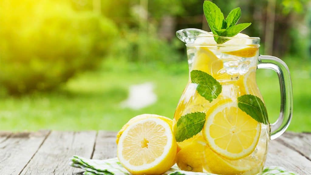 Ventajas de beber agua con limón