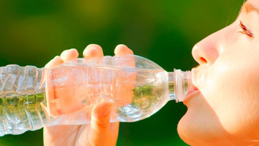 La importancia de beber agua en verano